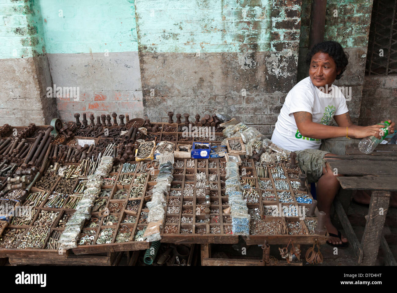 Mann, Verkauf von Schrauben und Muttern auf dem indischen Markt, Yangon, Myanmar Stockfoto