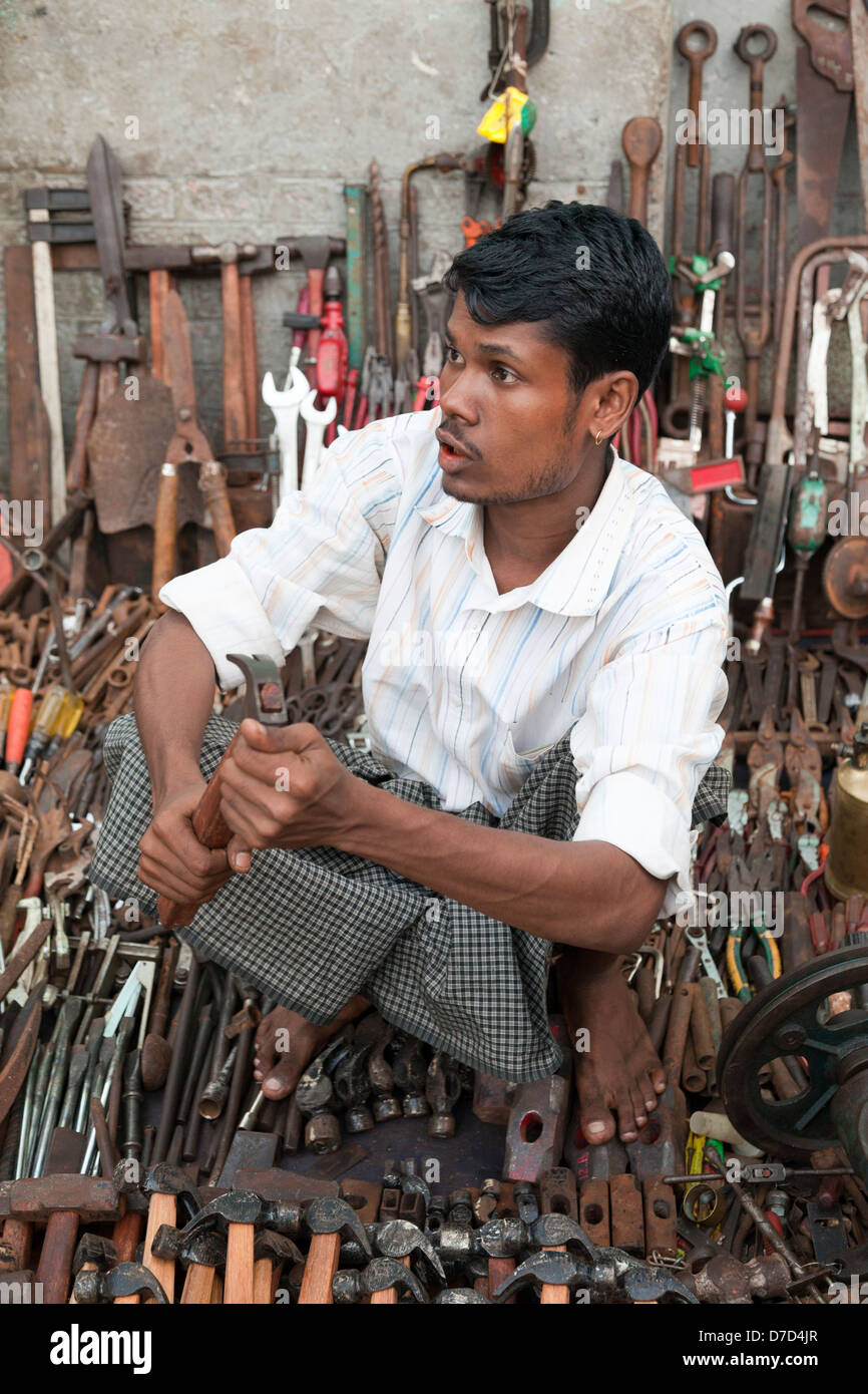 Verkauf von Werkzeugen auf dem indischen Markt, Yangon Myanmar 2 Mann Stockfoto
