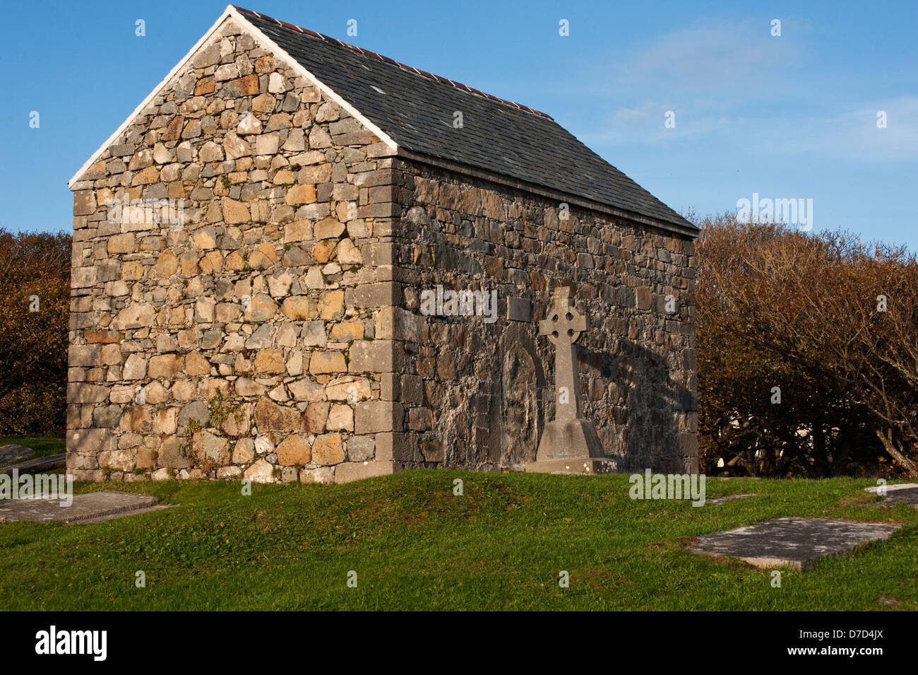 Ein altes steinernes Gebäude inmitten der Grabsteine in Spiddal, Irland. Stockfoto
