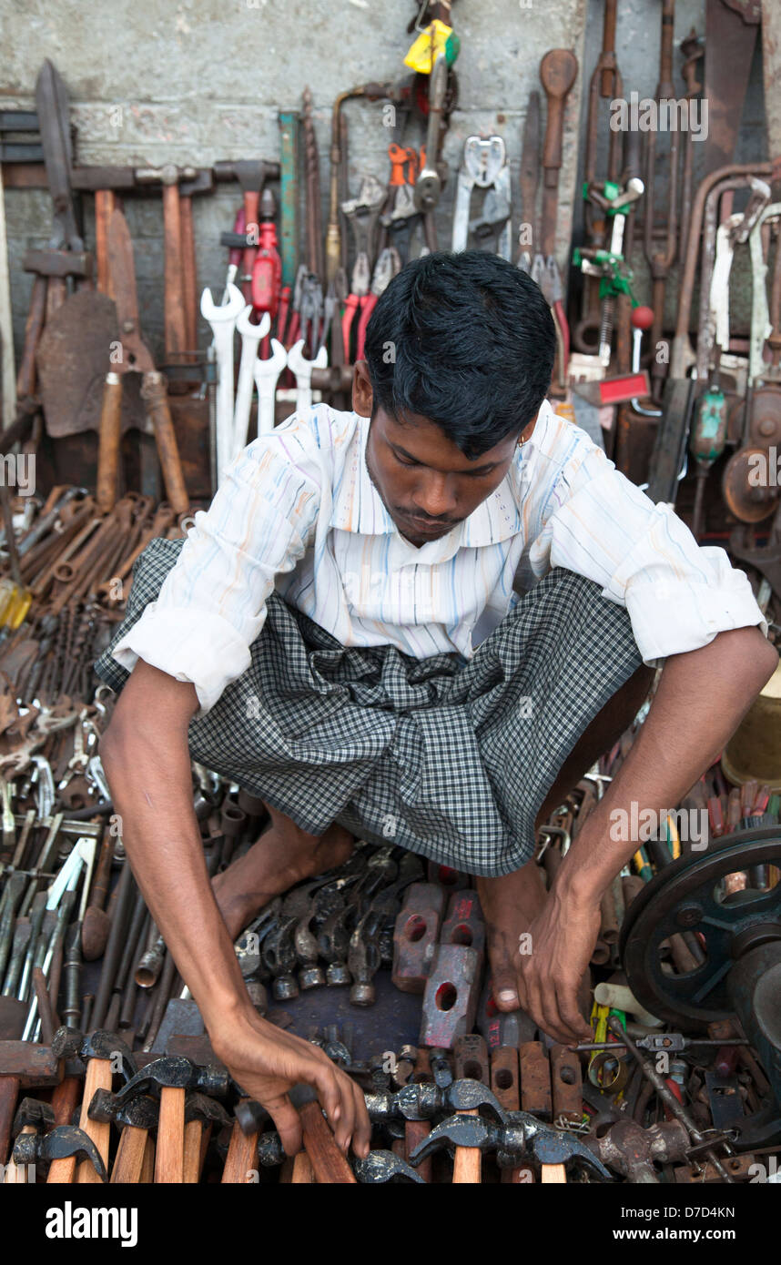 Verkauf von Werkzeugen auf dem indischen Markt, Yangon Myanmar 3 Mann Stockfoto