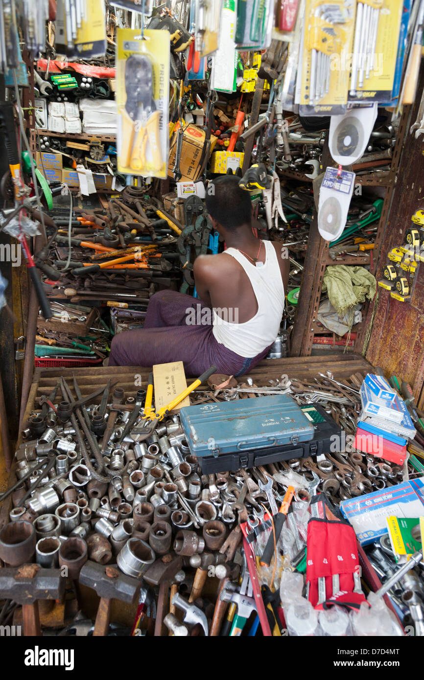 Verkauf von Werkzeugen auf dem indischen Markt, Yangon Myanmar 4 Mann Stockfoto