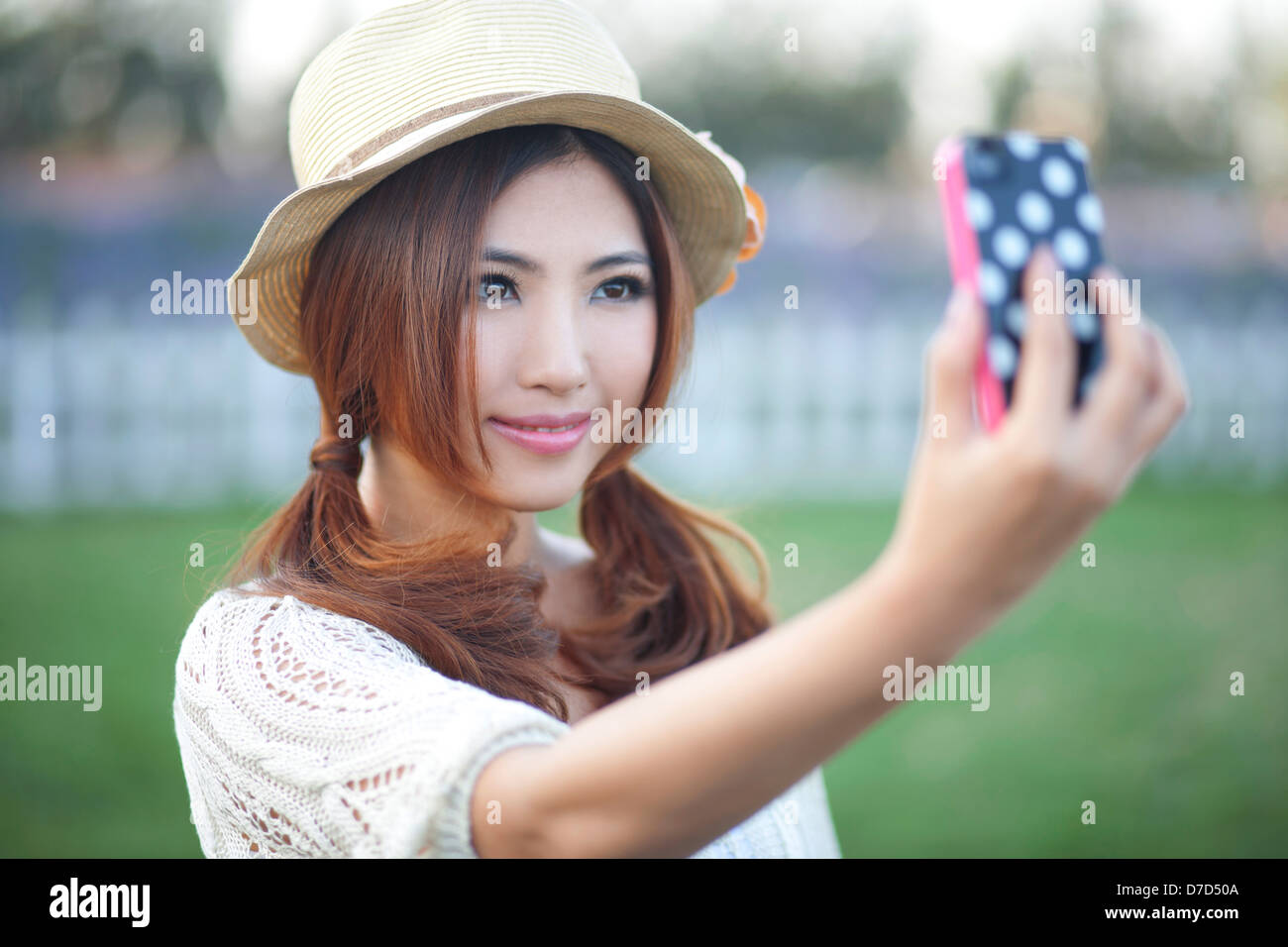 Junge Mode weibliche Jugend mit Handy-Selbstauslöser Stockfoto