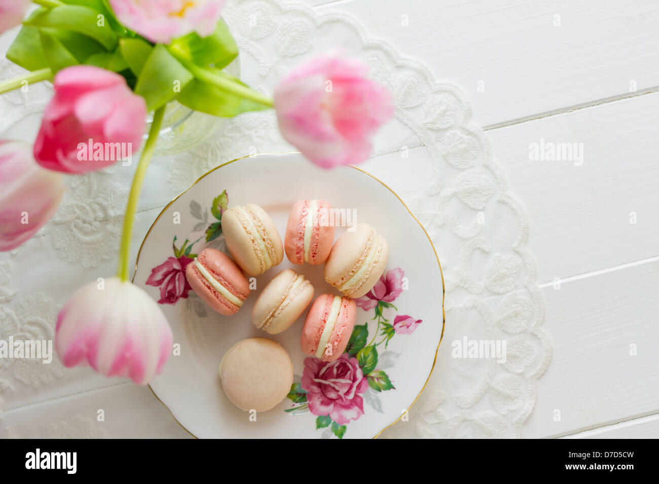 Sieben französische Mandel Macarons auf eine zierliche Porzellan, Teil einer Serie. Stockfoto