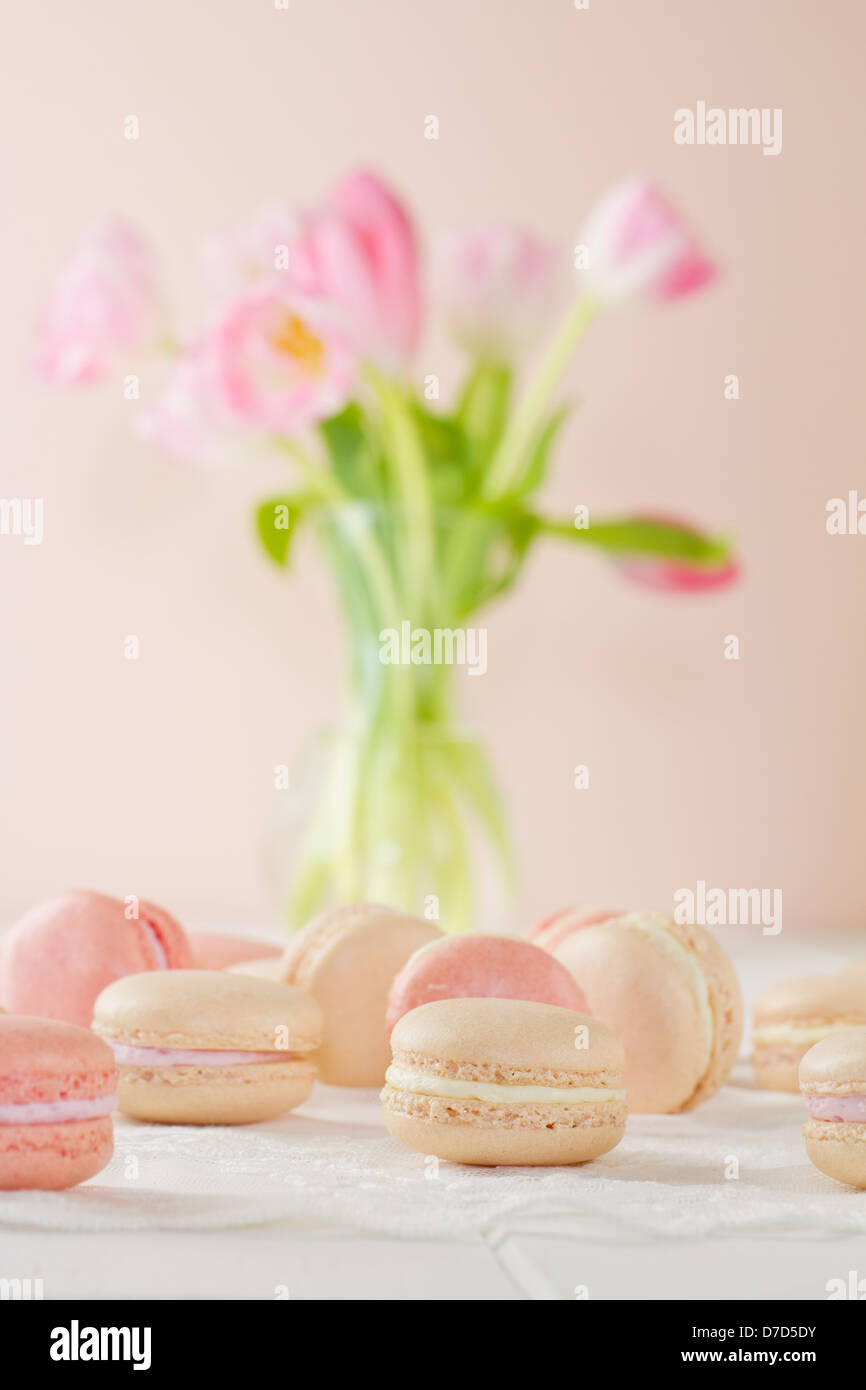 Macaron Flachschuss mit Tulpen Stockfoto