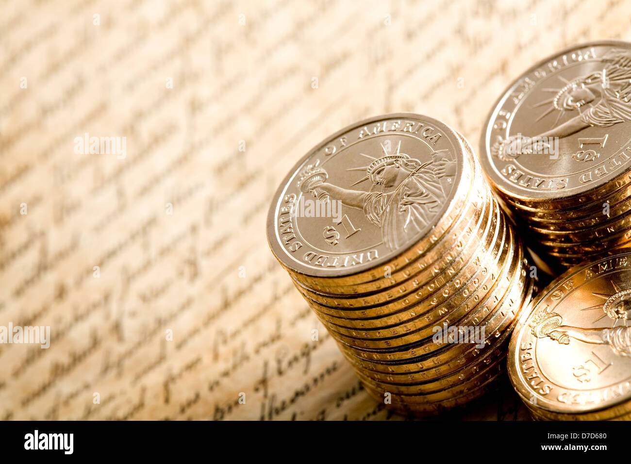 Dollar-Münzen - Stapel neuer 1 US-Dollar-Münzen auf die Declaration of Independence. Stockfoto