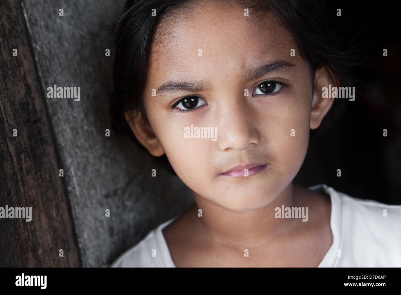 Porträt einer Filipina - junges Mädchen von den Philippinen Grunge Hintergrund in natürlichem Licht Stockfoto