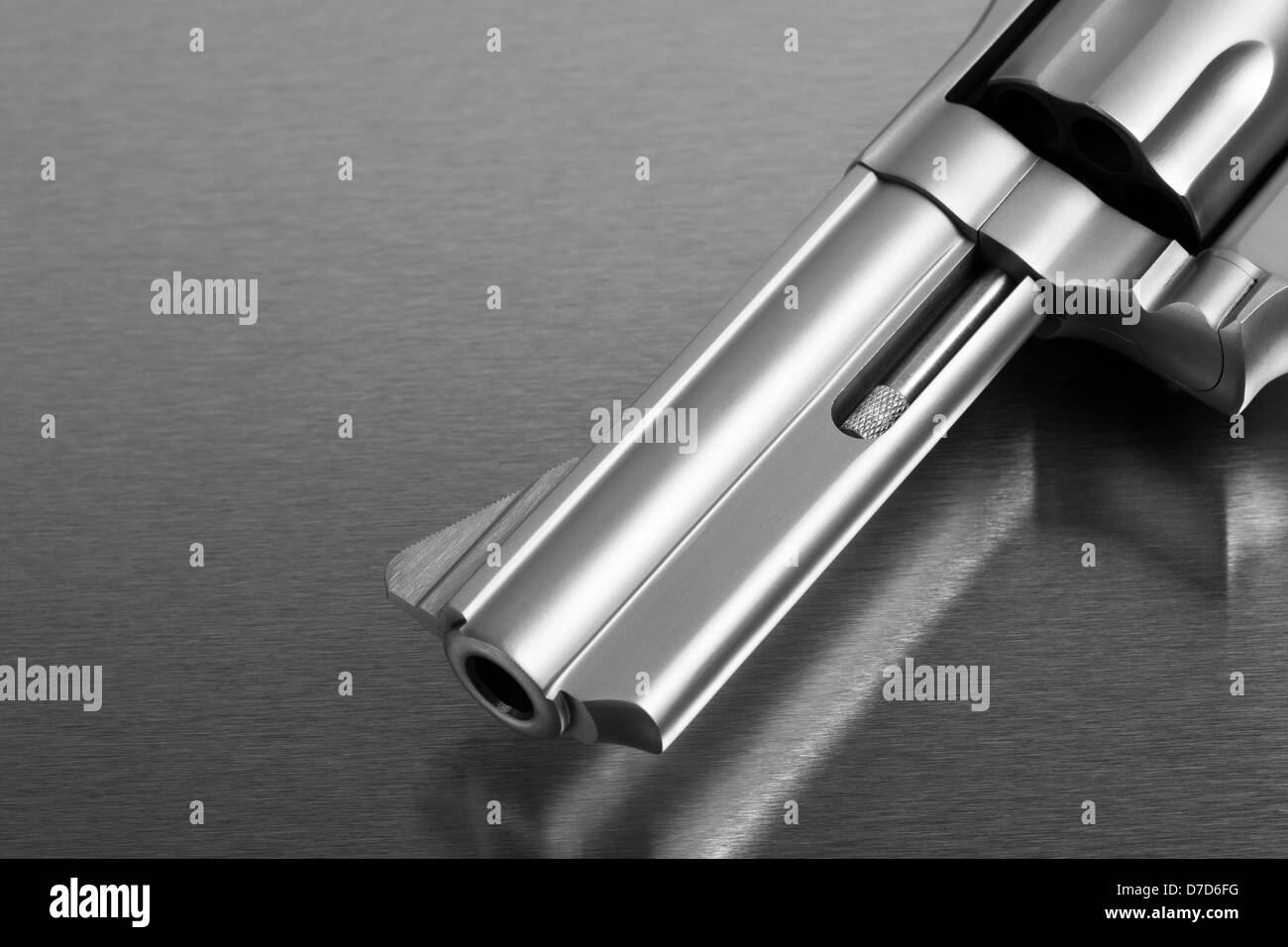 Pistole auf Metall - moderne Revolver Pistole auf Edelstahl-Oberfläche Stockfoto