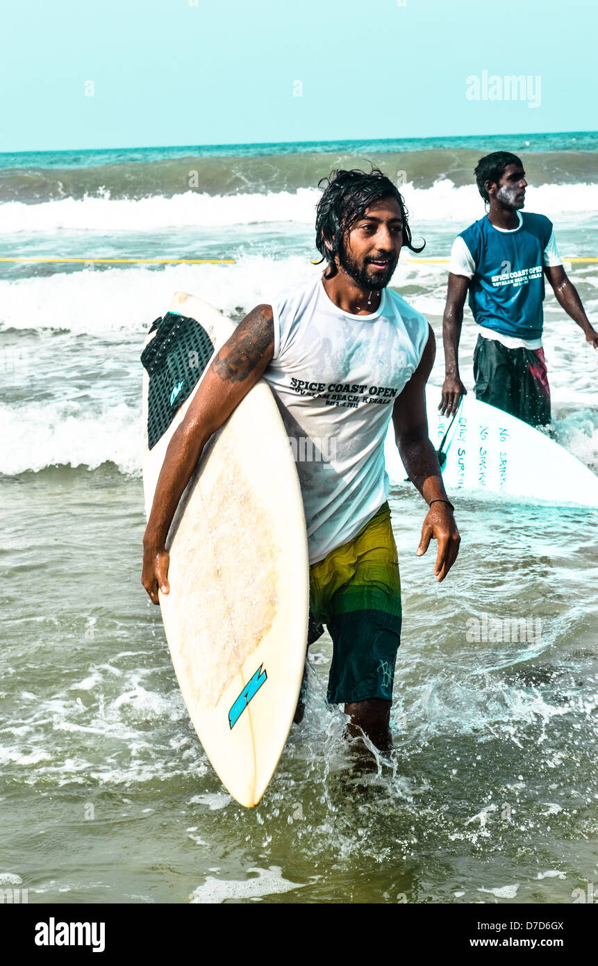 Öffnen Sie zwei Surfer kommen ans Ufer nach der Surf-Wettbewerb namens Spice Küste Stockfoto