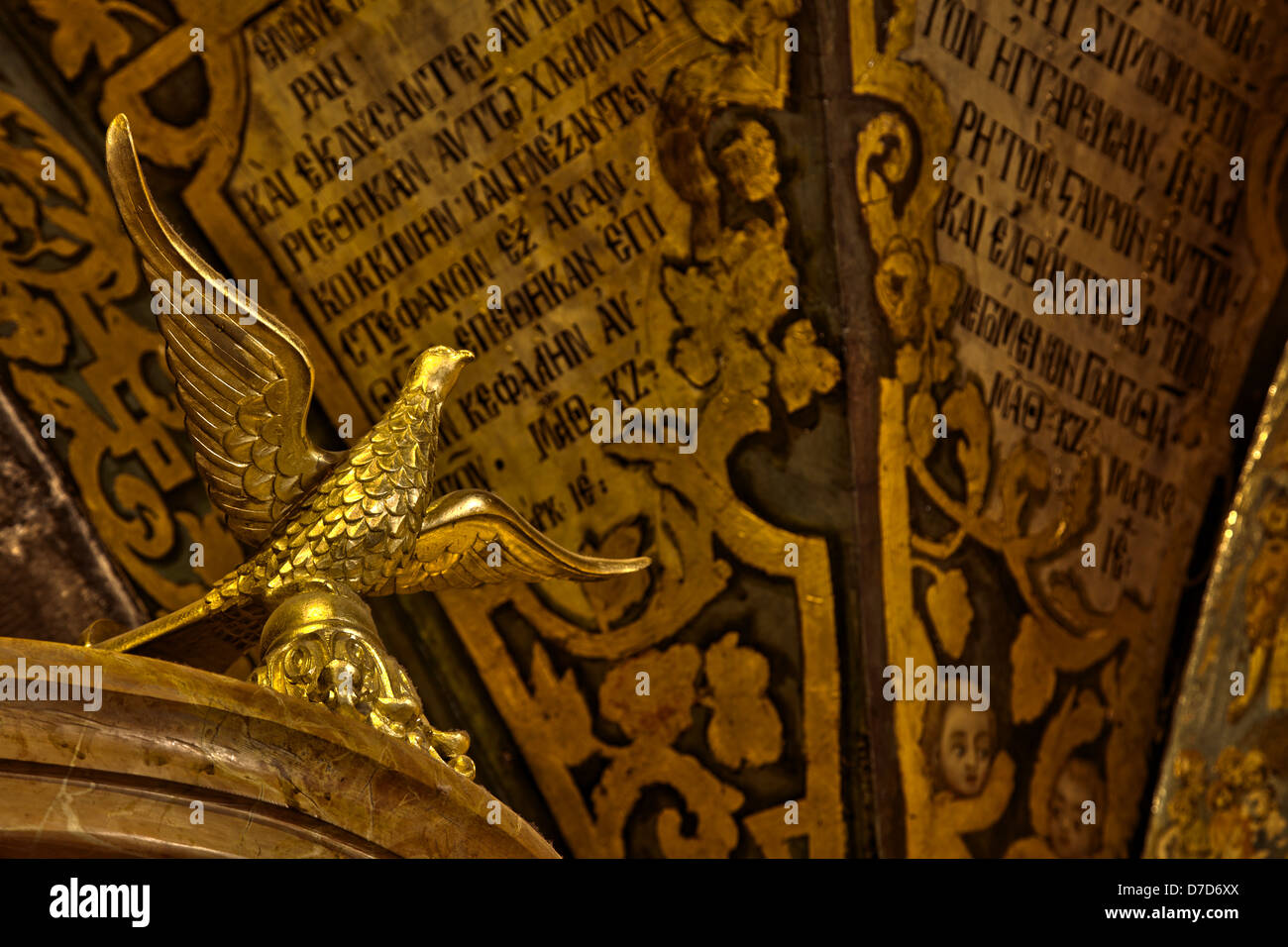 Ein Vogel Skulptur aus Gold befindet sich über dem Altar Kreuzigung (wo die Überlieferung sagt, ist tatsächliche Ort Jesus Christus Stockfoto