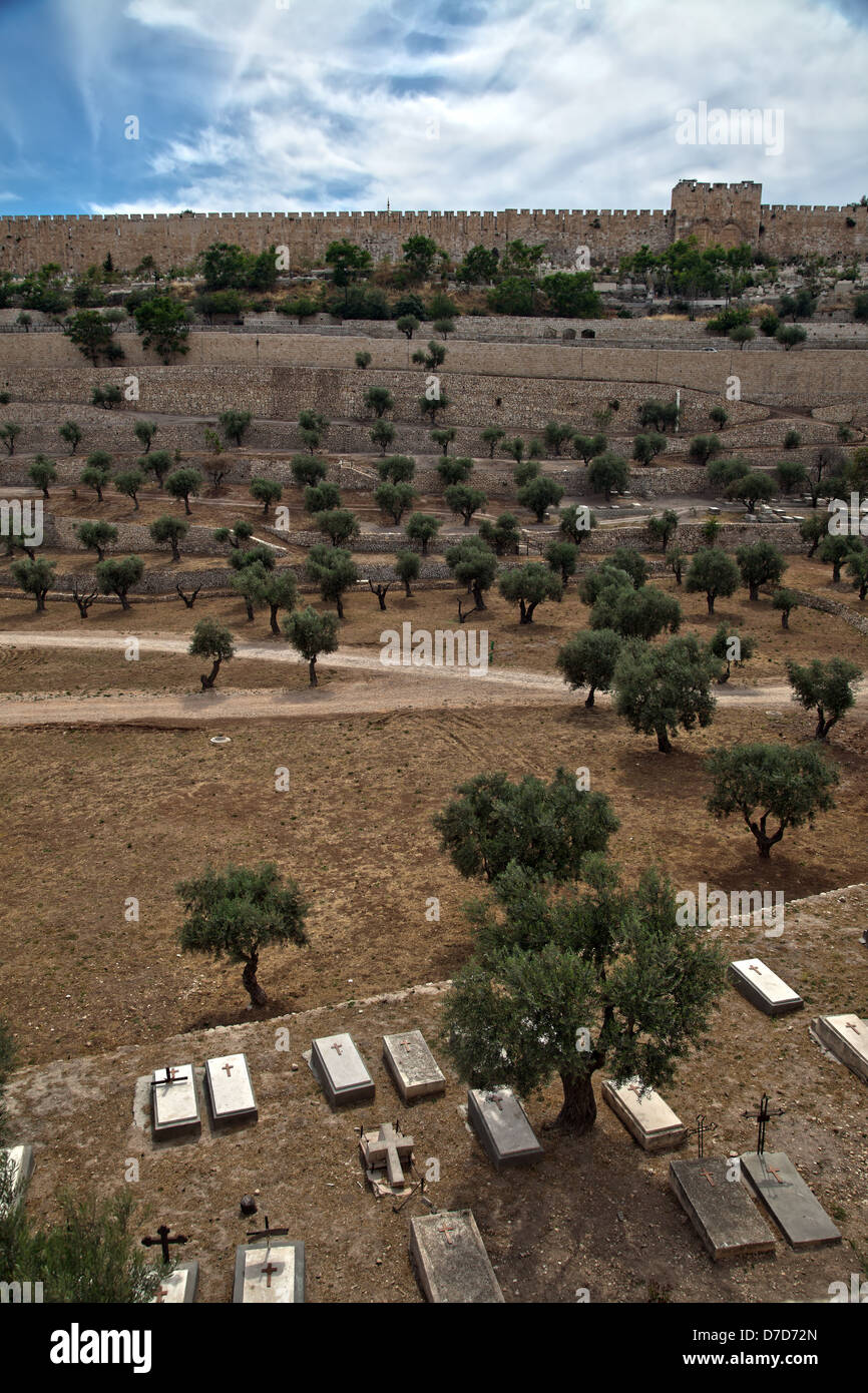 Ein christlicher Friedhof unter Olivenbäumen am Fuß Ölberg infront umgebenden Mauer Altstadt Jerusalem Israel. Ein HDR-Bild. Stockfoto