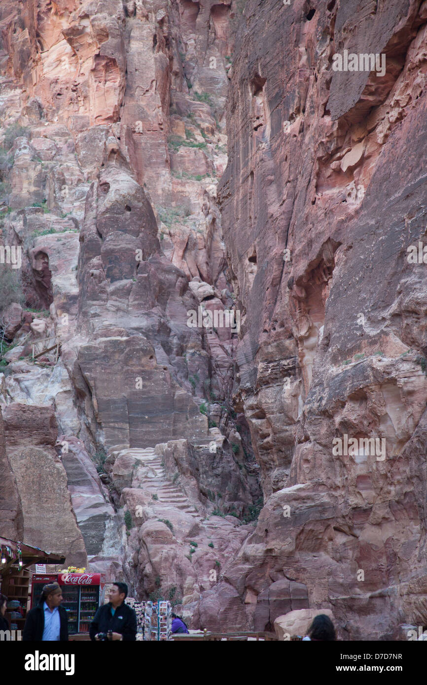 Ersten Jahrhundert verlor die Stadt Petra, Jordanien, eine Reisende Abenteuer mit einer Stadt Stein am Hang gehauen Stockfoto
