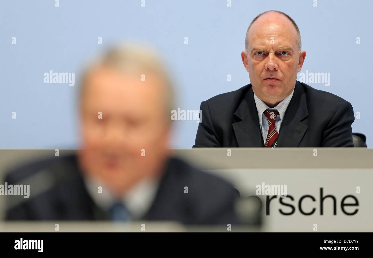 Mitglieder der Supervisory Board of Porsche SE Oliver Porsche (r) und Wolfgang Porsche nehmen Teil in der Hauptversammlung der Porsche SE in Leipzig, Deutschland, 30. April 2013. Porsche will in Zukunft automotive Techniken zu investieren, in diesem Jahr Investitionen sollte lag bei rund 400 Millionen Euro. Letztes Jahr wurde Porsche, Volkswagen-Konzern verkauft. Foto: Jan Woitas Stockfoto