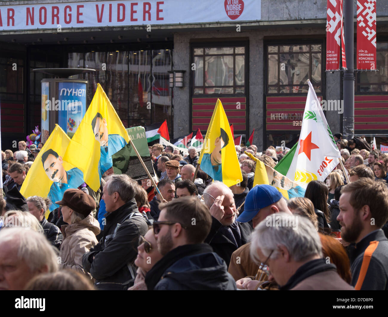 Labour Day Feierlichkeiten in Oslo Norwegen Menge hören Vorträge in Youngstorget, Flaggen zur Unterstützung von Abdullah Öcalan Stockfoto