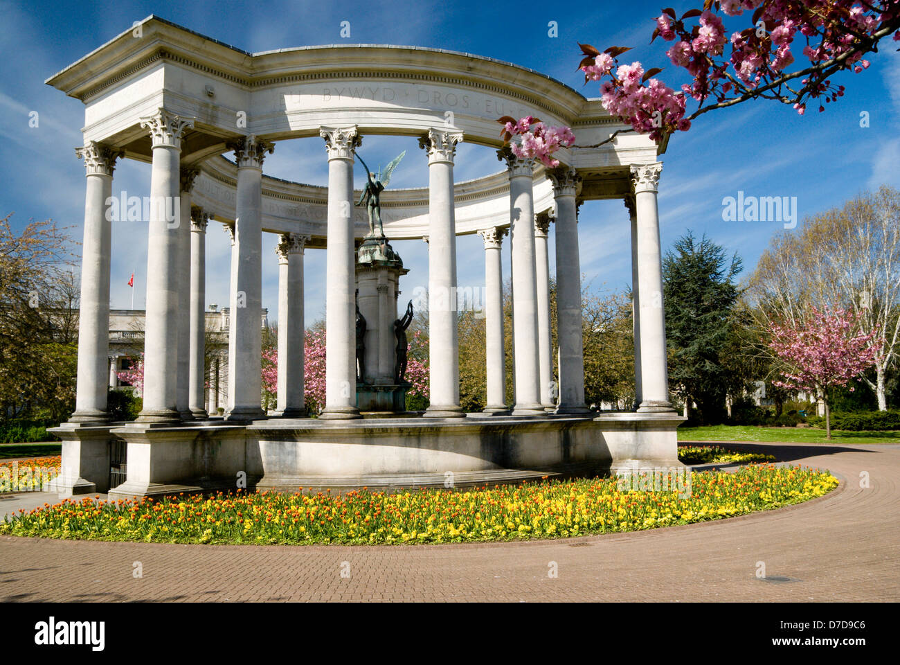 National War Memorial und Tulpen Alexandra Gardens, Cathays Park, Cardiff, Wales. Stockfoto