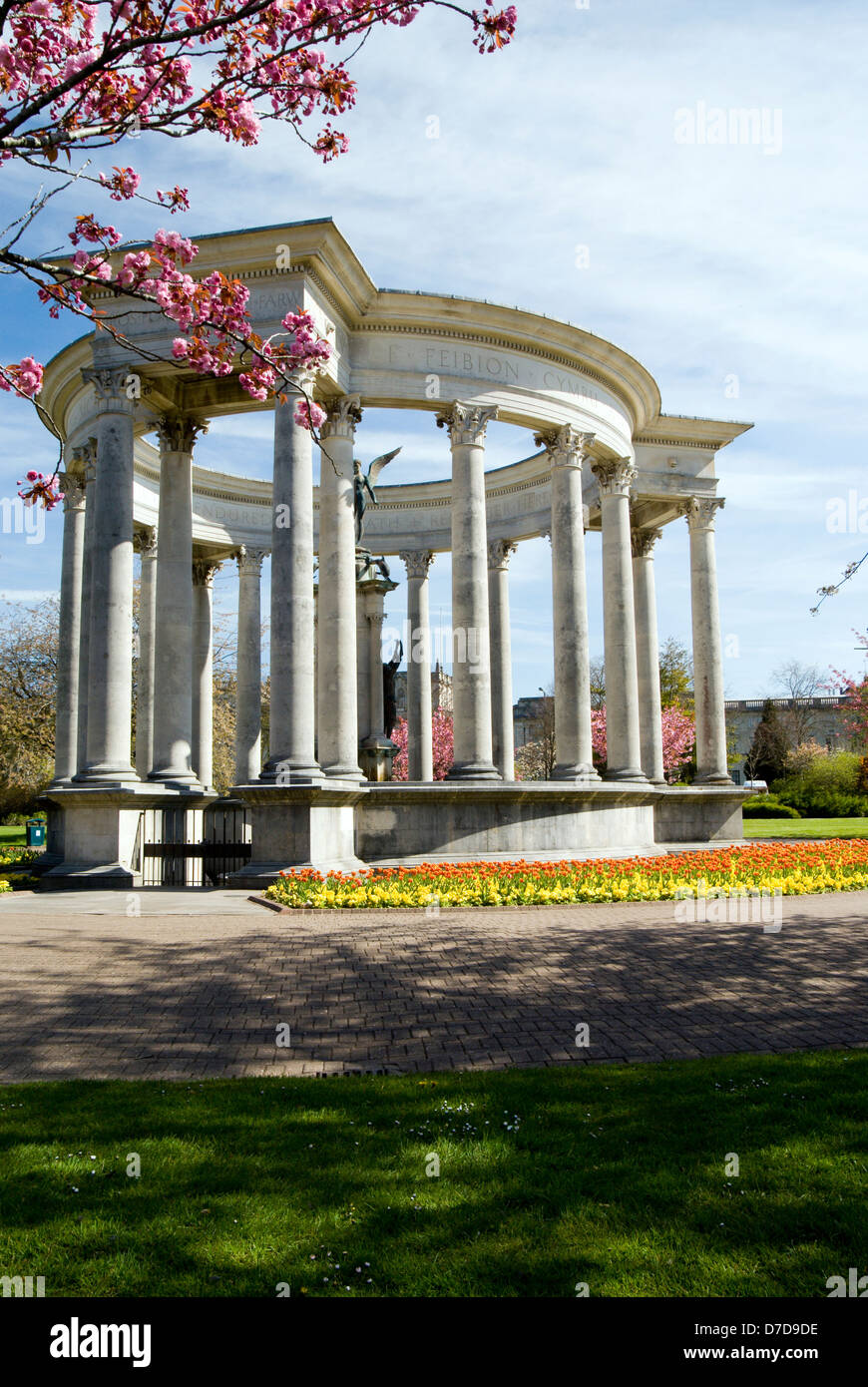 National War Memorial und Tulpen Alexandra Gardens, Cathays Park, Cardiff, Wales. Stockfoto