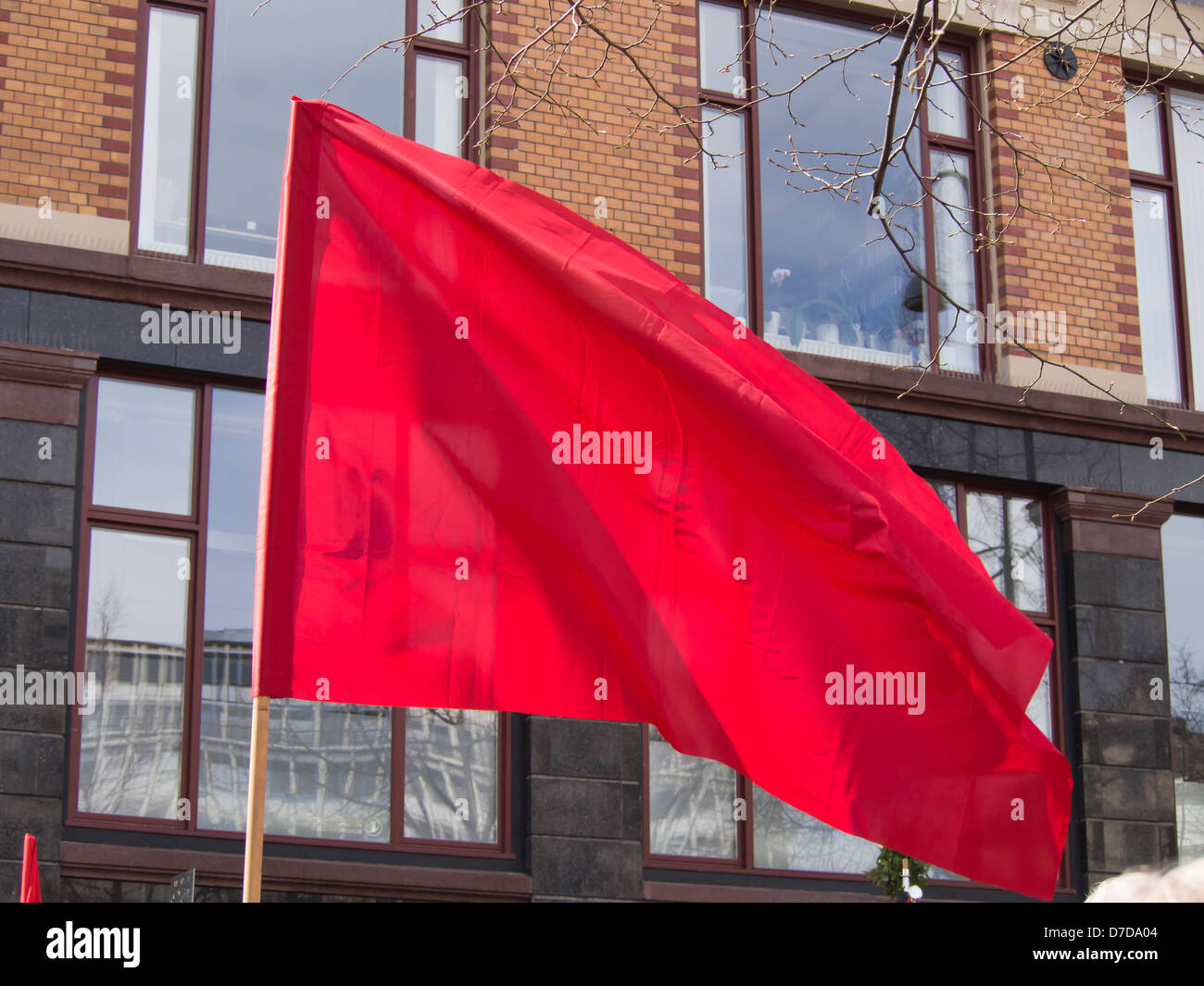 1. Mai 2013, Tag der Arbeit feiern in Oslo, Norwegen, rote Flagge vor ziegelgebäude Stockfoto