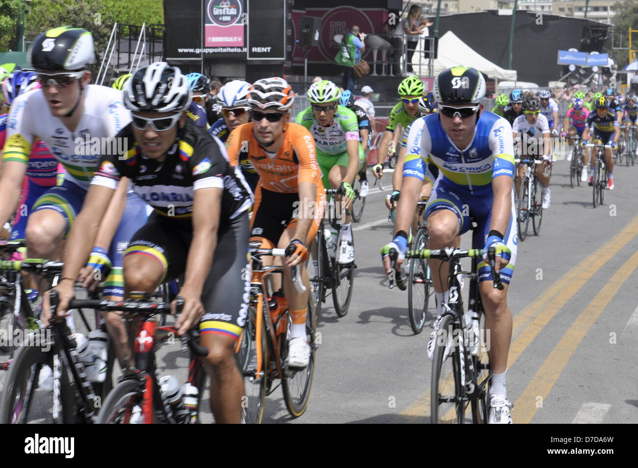 Neapel, Italien. 4. Mai 2013. Profi-Biker racing den ersten Tag des Giro d ' Italia am 4. Mai 2013 in Neapel. Bildnachweis: Enrico Della Pietra / Alamy Live News Stockfoto