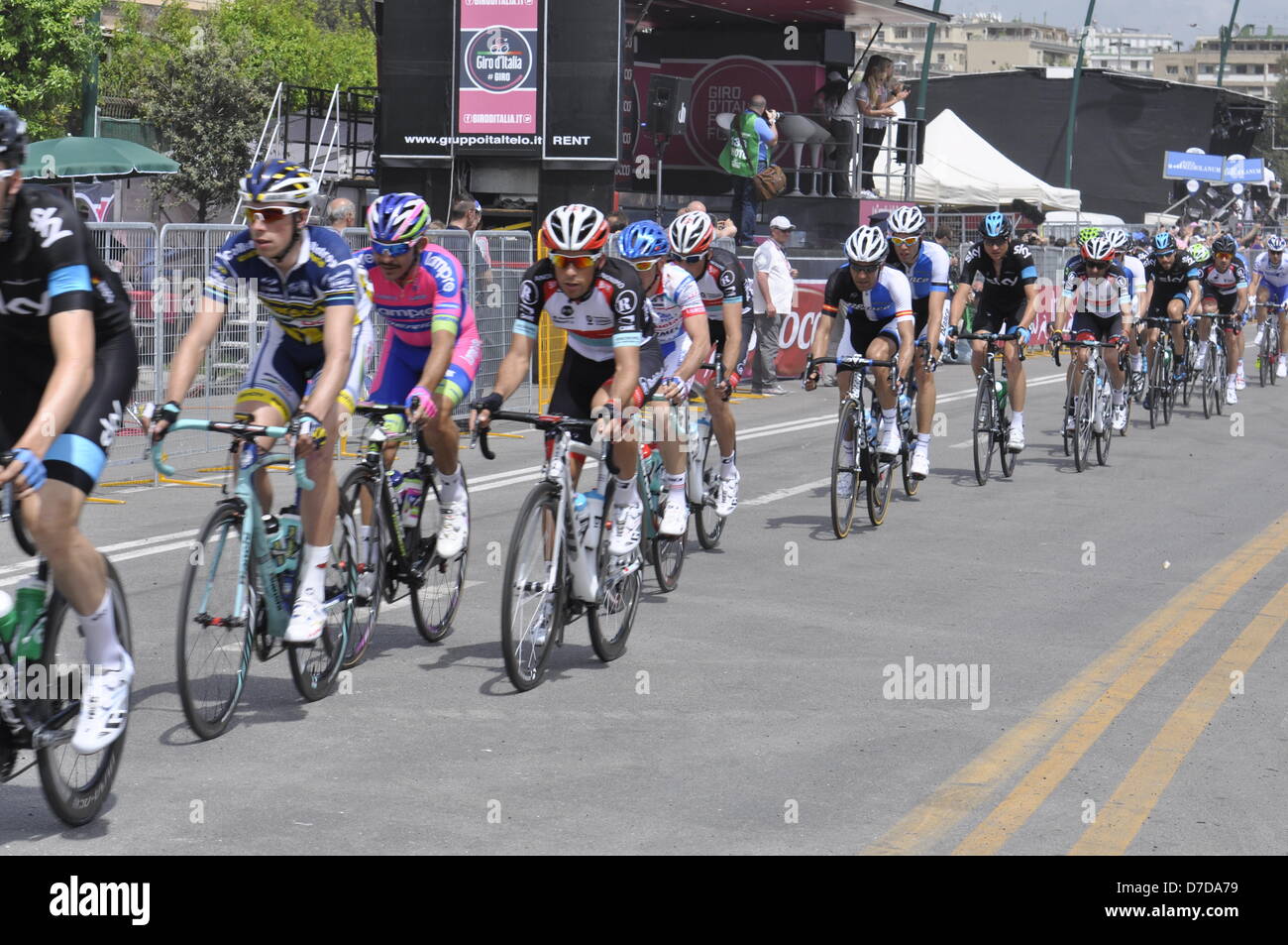 Neapel, Italien. 4. Mai 2013. Profi-Biker racing den ersten Tag des Giro d ' Italia am 4. Mai 2013 in Neapel. Bildnachweis: Enrico Della Pietra / Alamy Live News Stockfoto