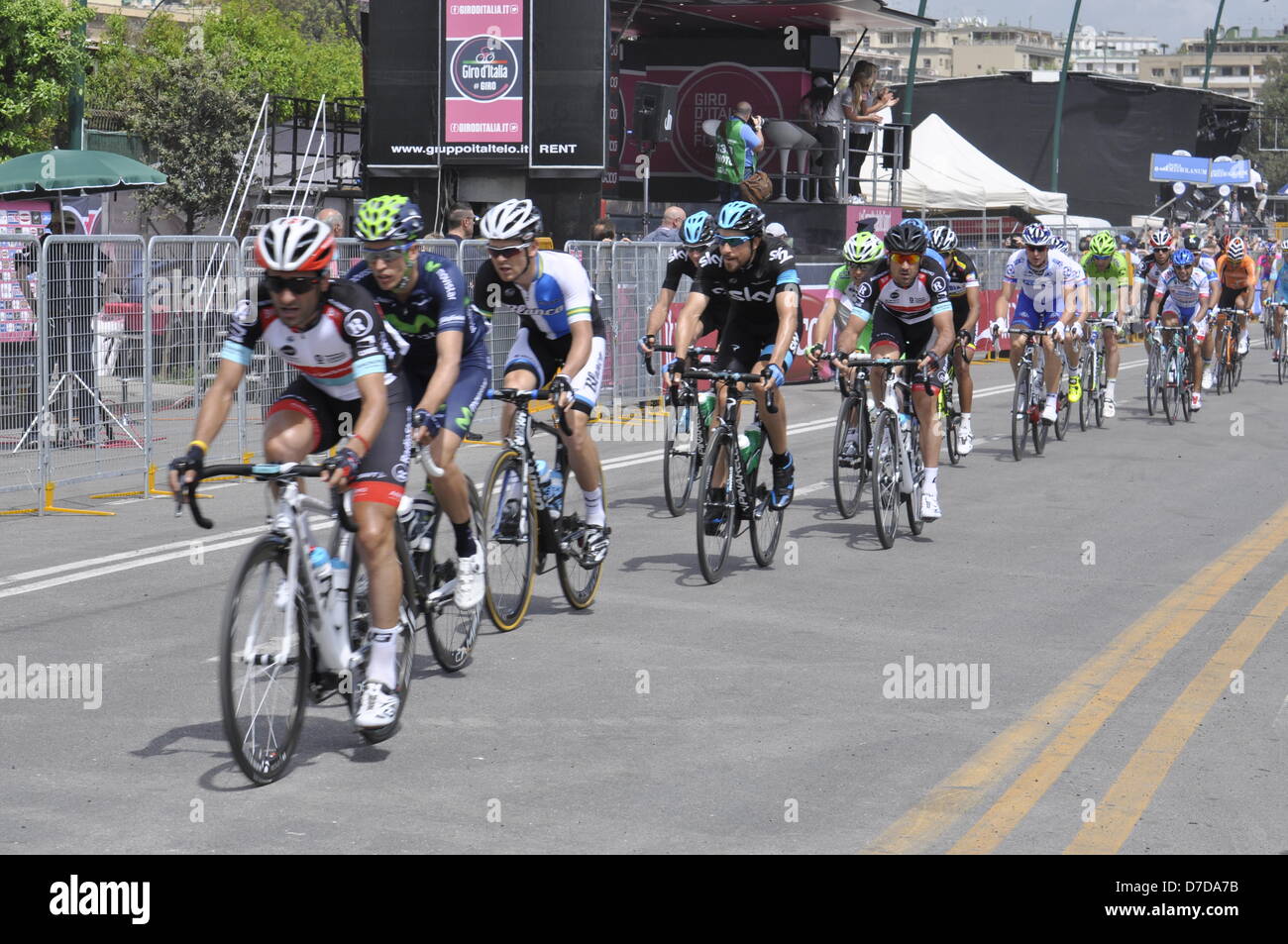 Neapel, Italien. 4. Mai 2013. Profi-Biker racing den ersten Tag des Giro d ' Italia am 4. Mai 2013 in Neapel. Bildnachweis: Enrico Della Pietra / Alamy Live News Stockfoto