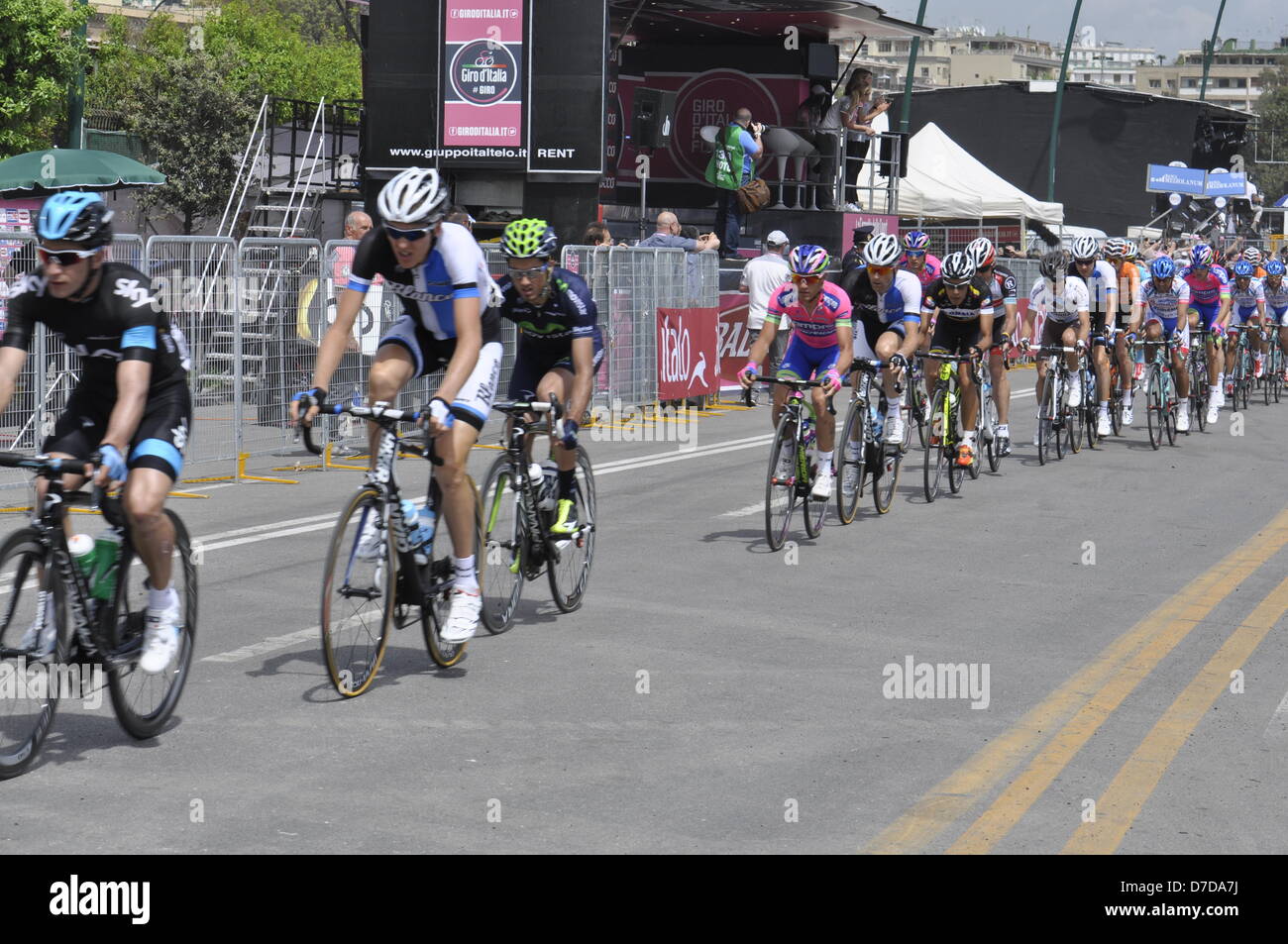 Neapel, Italien. 4. Mai 2013. Profi-Biker racing den ersten Tag des Giro d ' Italia am 4. Mai 2013 in Neapel. Bildnachweis: Enrico Della Pietra / Alamy Live News Stockfoto