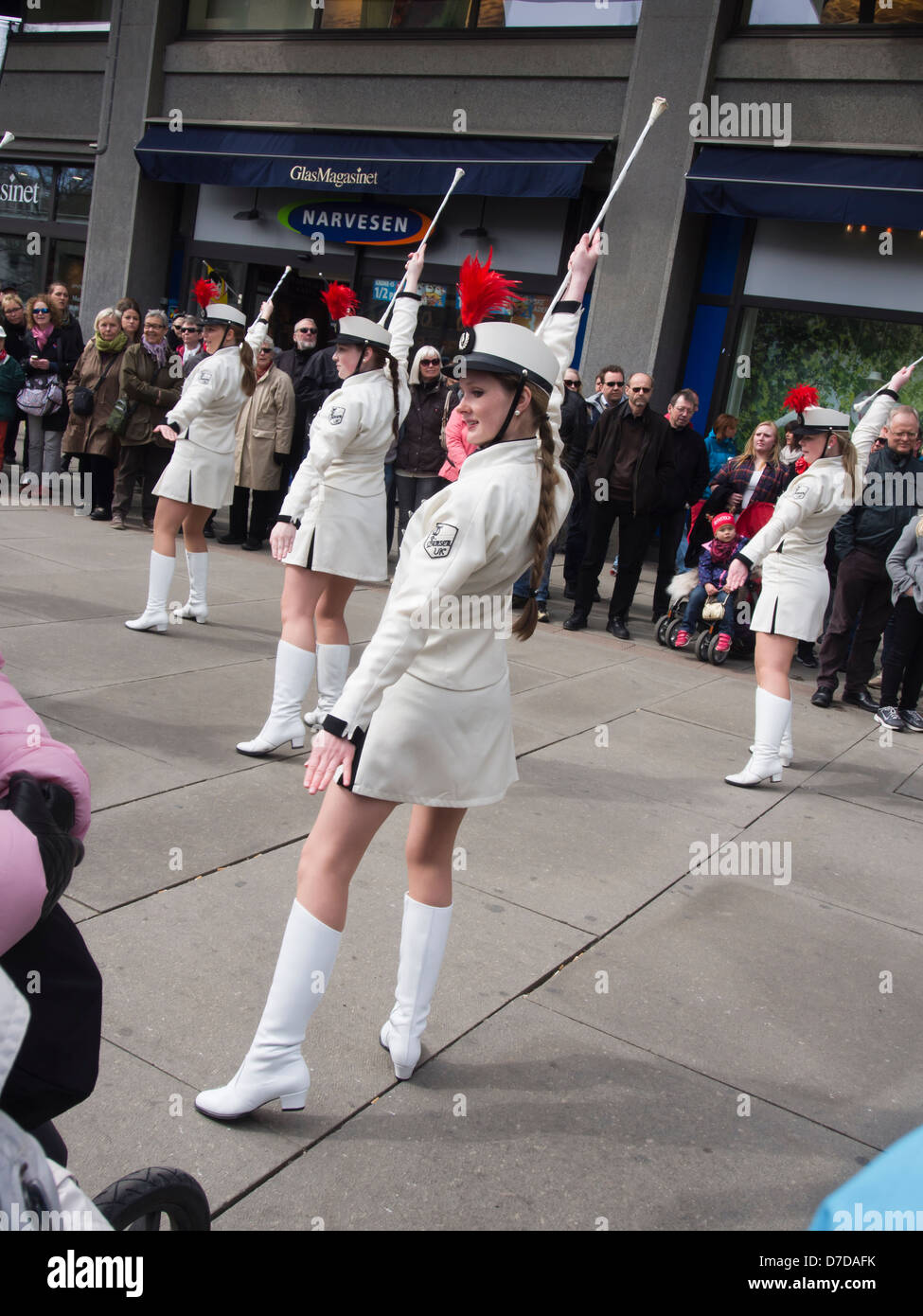 1. Mai 2013, Labour Day Feierlichkeiten in Oslo Norwegen, Majoretten vor einer Blaskapelle in der parade Stockfoto