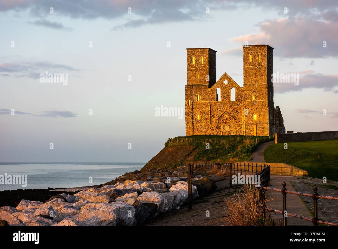 Reculver Türme Herne Bay Kent England bei Sonnenuntergang Stockfoto