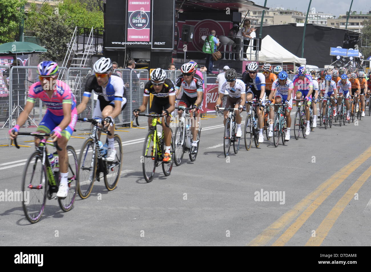 Neapel, Italien. 4. Mai 2013. Profi-Biker racing den ersten Tag des Giro d ' Italia am 4. Mai 2013 in Neapel. Bildnachweis: Enrico Della Pietra / Alamy Live News Stockfoto