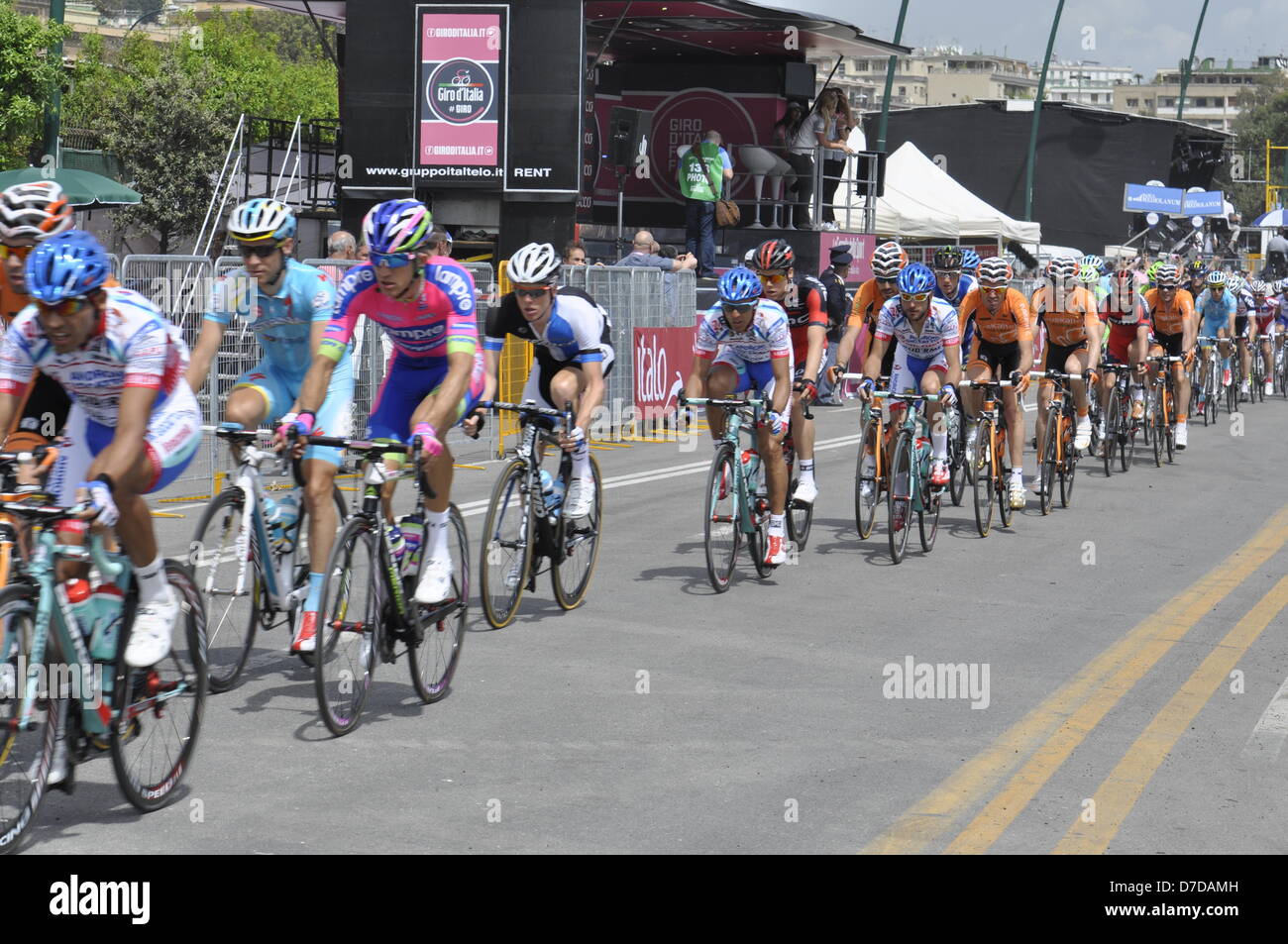 Neapel, Italien. 4. Mai 2013. Profi-Biker racing den ersten Tag des Giro d ' Italia am 4. Mai 2013 in Neapel. Bildnachweis: Enrico Della Pietra / Alamy Live News Stockfoto