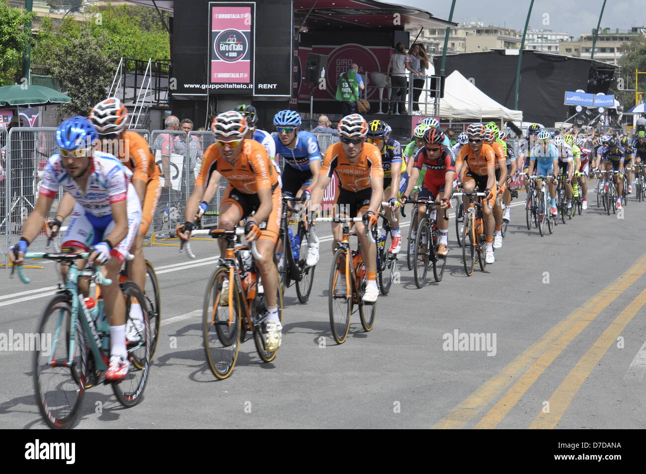 Neapel, Italien. 4. Mai 2013. Profi-Biker racing den ersten Tag des Giro d ' Italia am 4. Mai 2013 in Neapel. Bildnachweis: Enrico Della Pietra / Alamy Live News Stockfoto