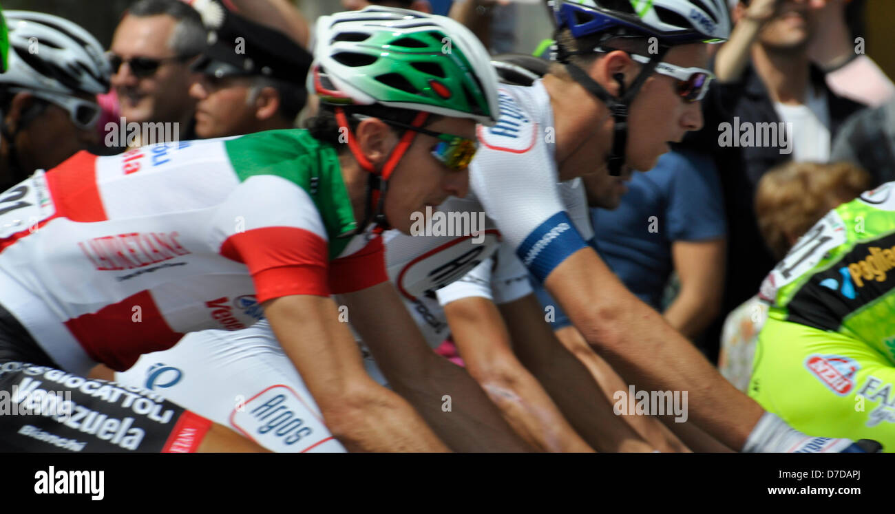 Neapel, Italien. 4. Mai 2013. Profi-Biker racing den ersten Tag des Giro d ' Italia am 4. Mai 2013 in Neapel. Bildnachweis: Enrico Della Pietra / Alamy Live News Stockfoto