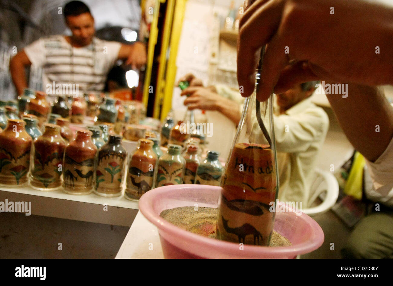 4. Mai 2013 - Hebron, Westjordanland, Palästina - malt ein palästinensische Künstler Mohammed Al-Awawdah auf Glas Töpfe mit farbigem Sand in seinem Geschäft in der Westbank-Stadt Hebron, am 4. Mai 2013. wo Ladenbesitzer kämpfen mit Einschränkungen durch Israel und jüdische Siedler in den benachbarten Siedlungen auskommen (Credit-Bild: © Mamoun Wazwaz/APA Images/ZUMAPRESS.com) Stockfoto