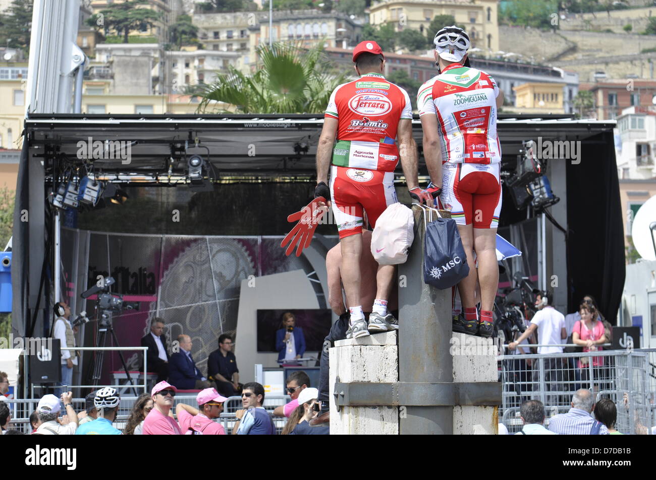 Neapel, Italien. 4. Mai 2013. Fans warten auf das Rennen beginnen bei der Giro d ' Italia am 4. Mai 2013 in Neapel. Bildnachweis: Enrico Della Pietra / Alamy Live News Stockfoto