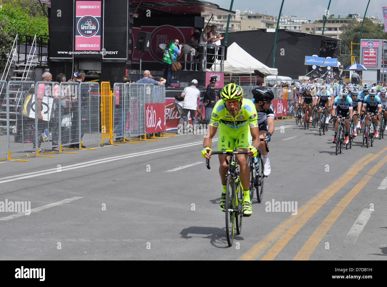 Neapel, Italien. 4. Mai 2013. Profi-Biker racing den ersten Tag des Giro d ' Italia am 4. Mai 2013 in Neapel. Bildnachweis: Enrico Della Pietra / Alamy Live News Stockfoto