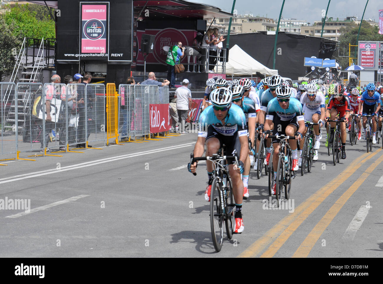 Neapel, Italien. 4. Mai 2013. Profi-Biker racing den ersten Tag des Giro d ' Italia am 4. Mai 2013 in Neapel. Bildnachweis: Enrico Della Pietra / Alamy Live News Stockfoto