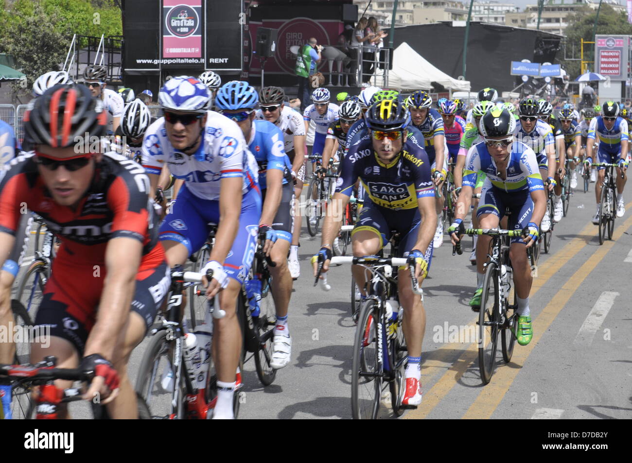 Neapel, Italien. 4. Mai 2013. Profi-Biker racing den ersten Tag des Giro d ' Italia am 4. Mai 2013 in Neapel. Bildnachweis: Enrico Della Pietra / Alamy Live News Stockfoto