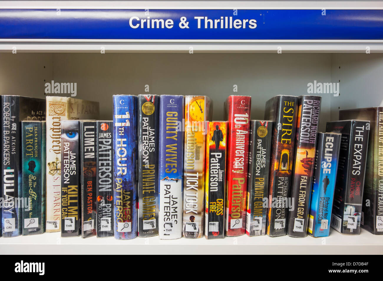 Bibliothek Bücher Crime Thriller Abschnitt Stockfoto
