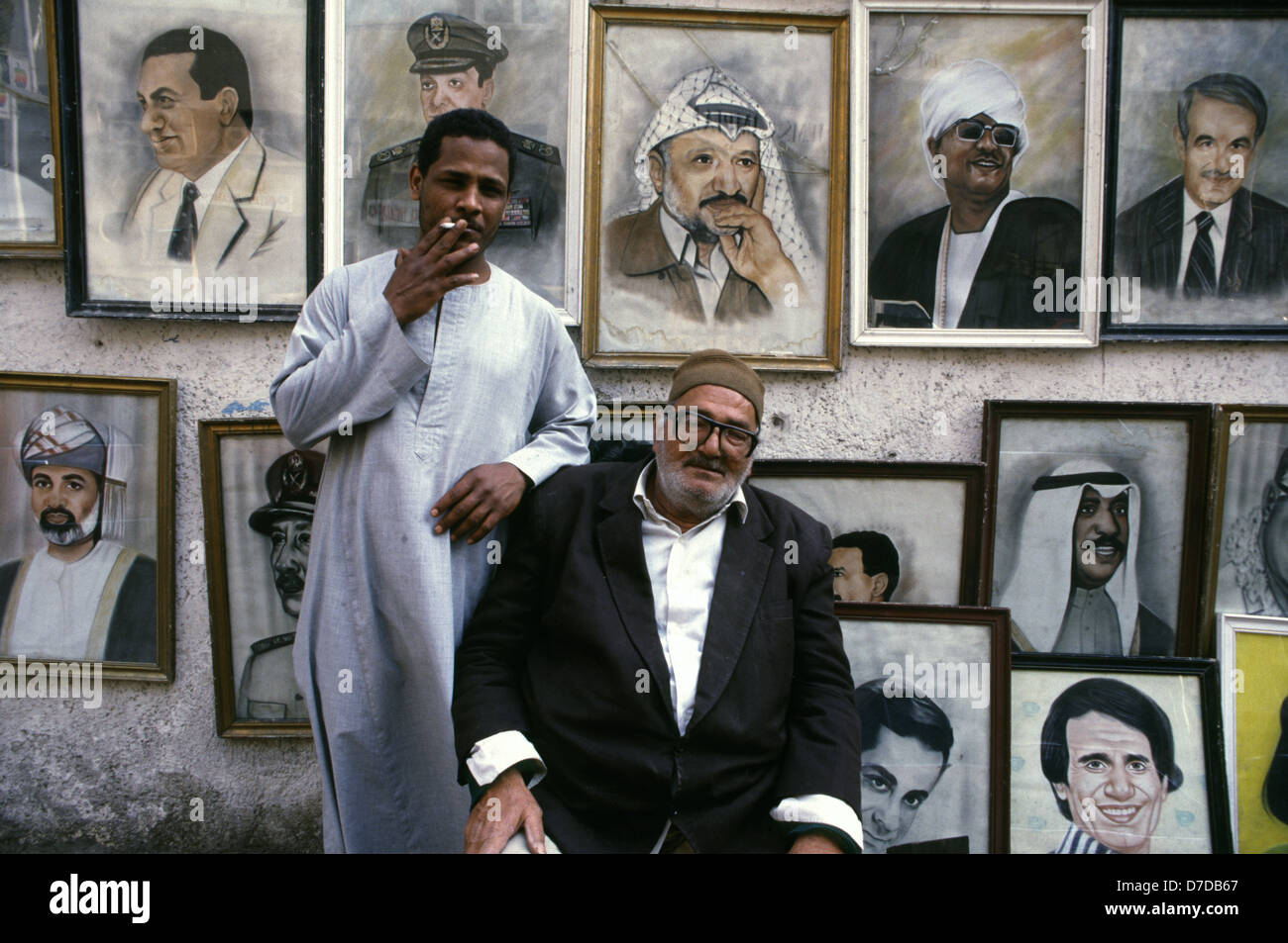 Ein ägyptischer Mann verkauf von Hand gemalten Porträts der führenden Politiker der Welt auf der Straße in Kairo Ägypten Stockfoto