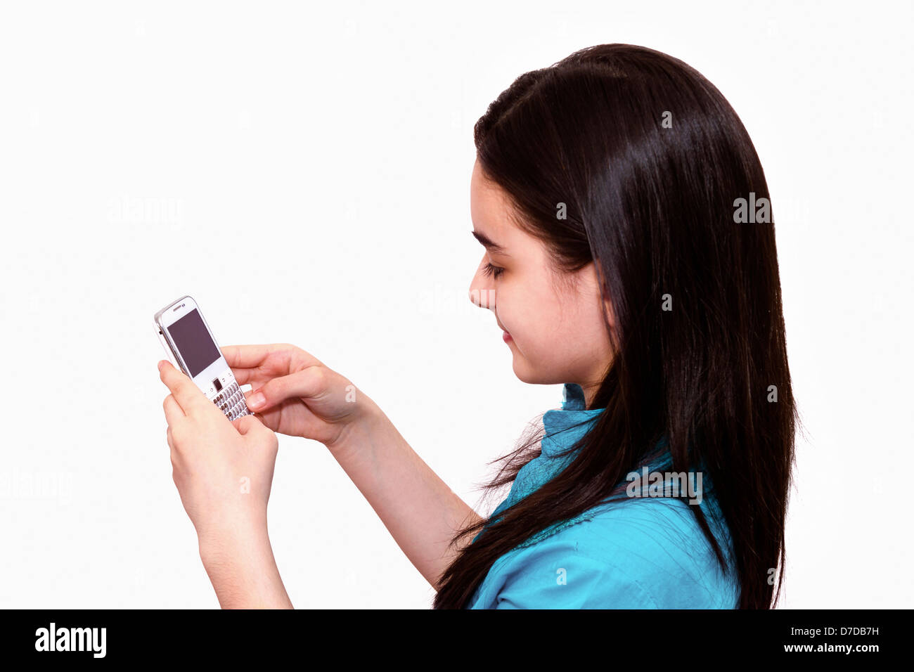 Teenager-Mädchen mit Smartphone auf weißem Hintergrund Stockfoto