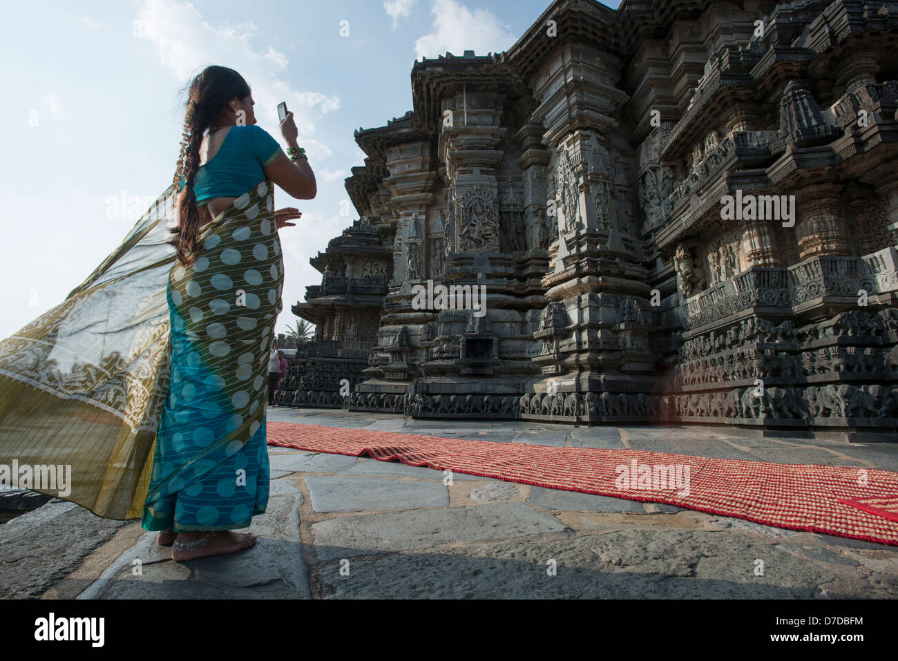 Eine indische Tourist nimmt ein Foto im Chennakesava Tempel, Belur, in der Nähe von Hassan in Karnataka, Indien Stockfoto