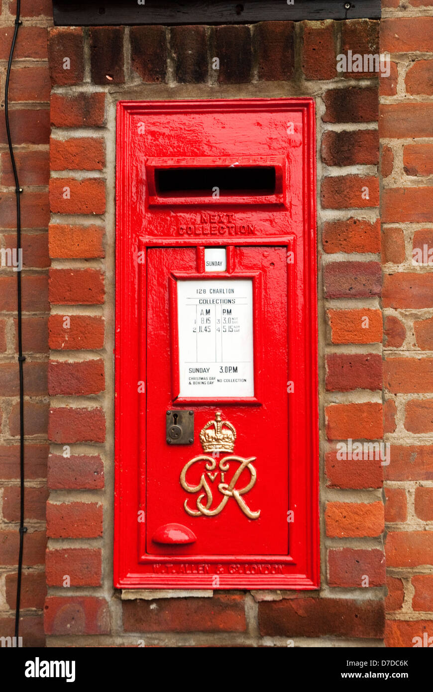 Eine Royal-Mail-Post-Box montiert in einer Wand Stockfoto