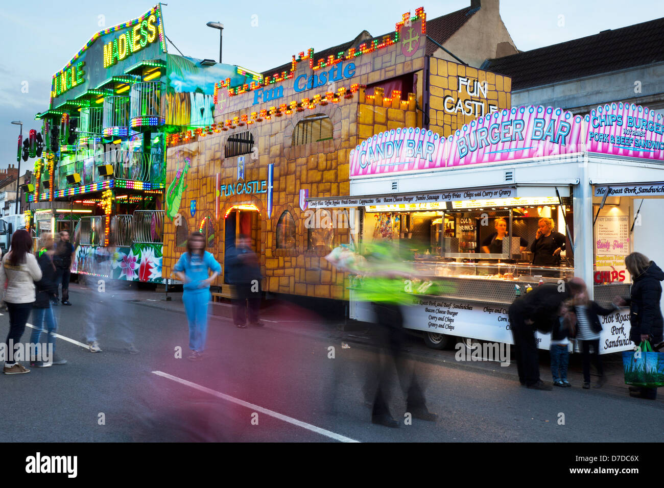 Vergnügungen, Karussell Fun-Fair Fahrgeschäfte und Attraktionen im Stadtzentrum von Northallerton jährliche kann Street Fair, High Street, North Yorkshire, Großbritannien Stockfoto