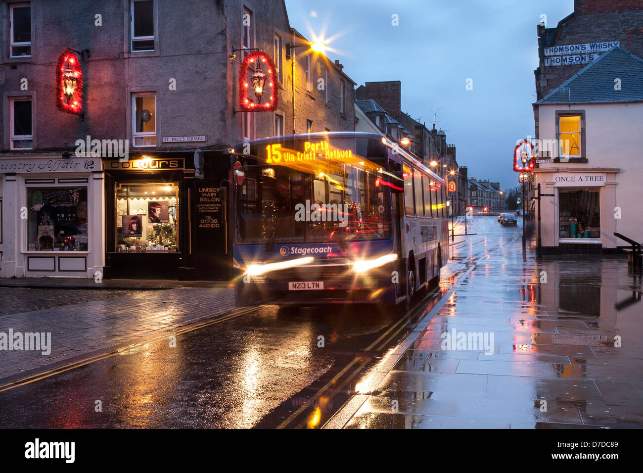 Heavy Rain in den Straßen der Innenstadt von Perth. Weihnachtsschmuck schottischen Stagecoach Bus, & Pfütze Reflexionen, Reisen nach Crieff, Schottland Großbritannien Stockfoto