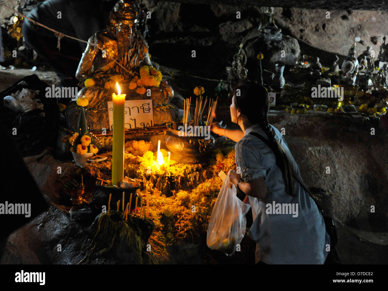 Kao Khitchakut, Bergtempel, Chanthaburi, Thailand. Pilger besuchen einen Höhle-Schrein. Stockfoto