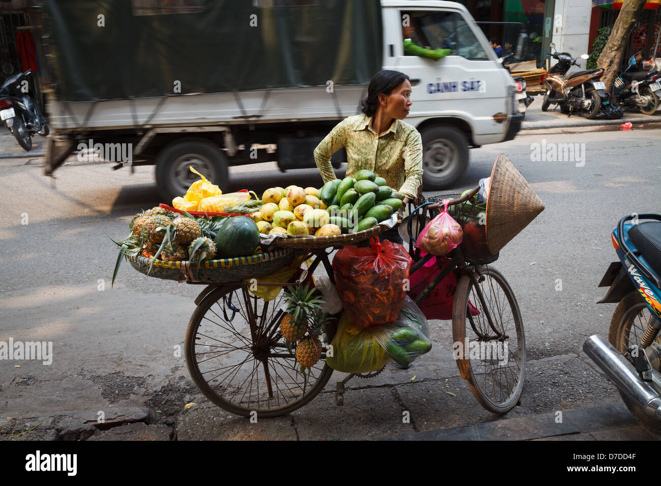 Eine Straße Verkäufer verkaufen frisches Obst vom Rad in das alte Viertel von Hanoi, Vietnam Stockfoto