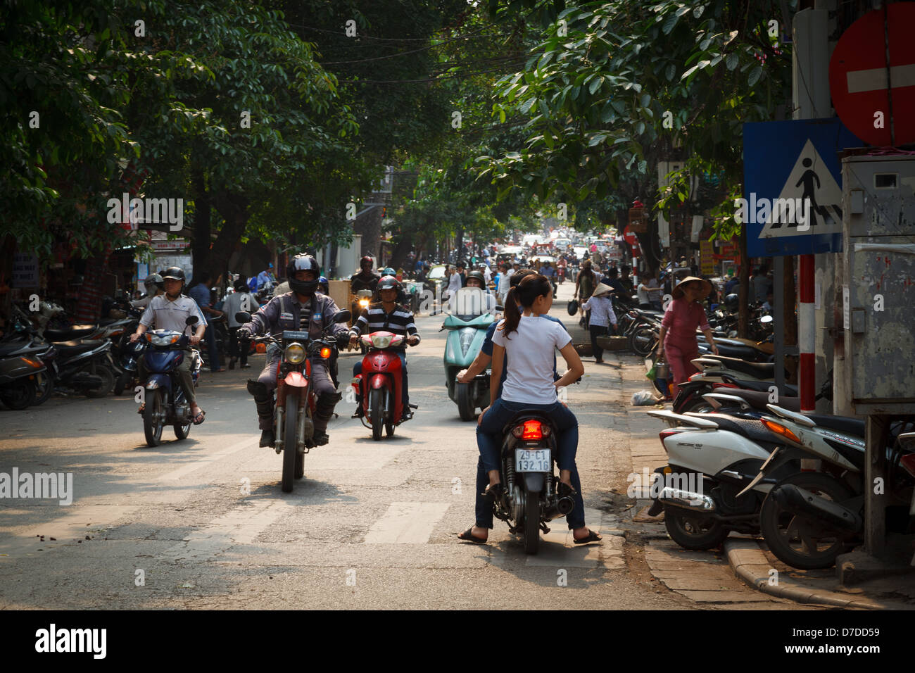 Eine Straße in der alten Viertel von Hanoi, Vietnam Stockfoto