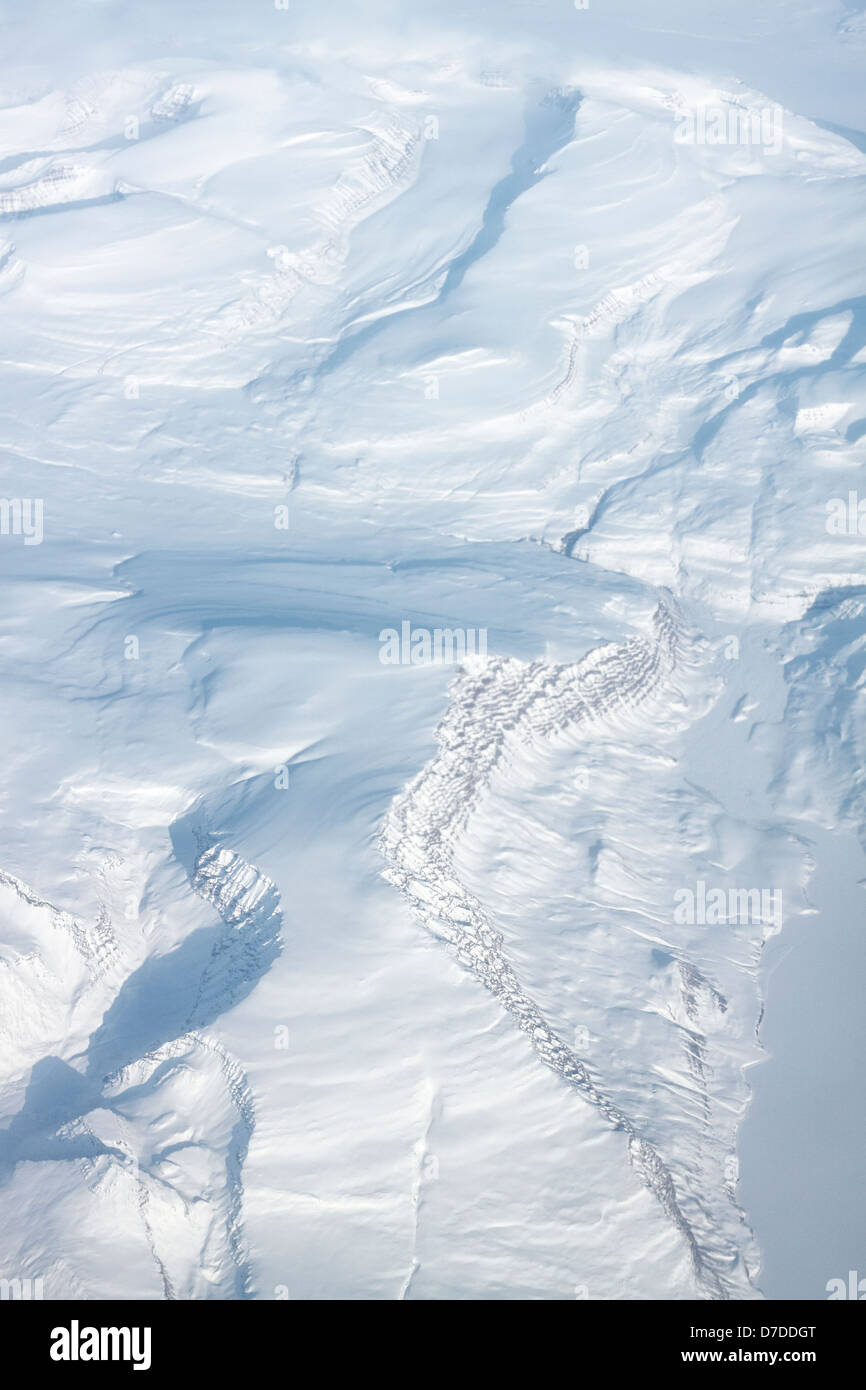 Eisdecke in Grönland in der Nähe von Baffin Bay. Der Schuss wurde auf einer Höhe von 31.000 Fuß am 20. April 2013 getroffen. Stockfoto