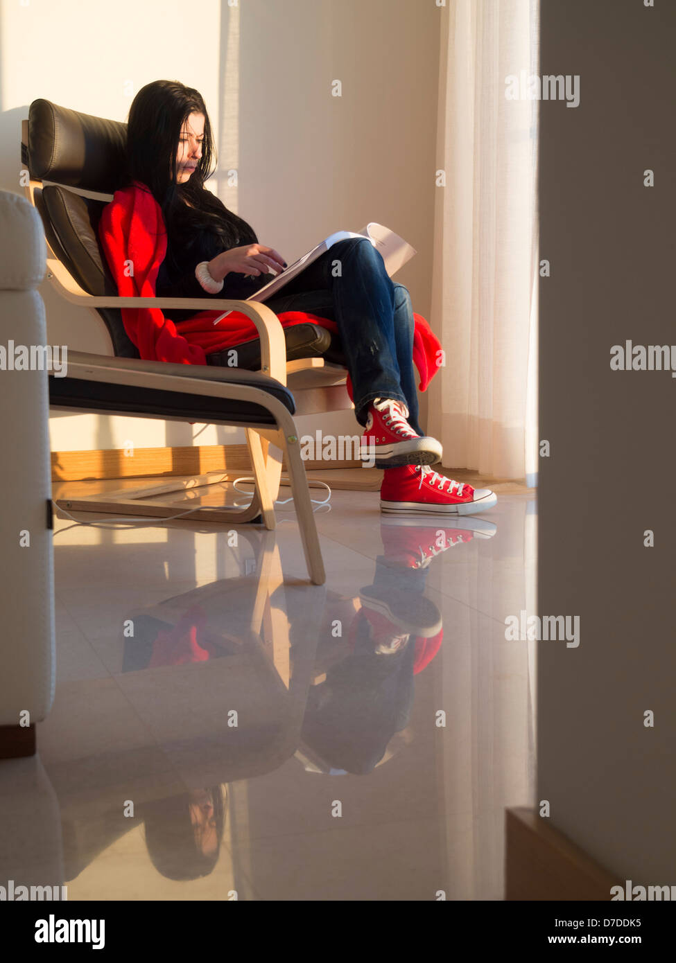 Junge Frau, ein Buch zu Hause Stockfoto