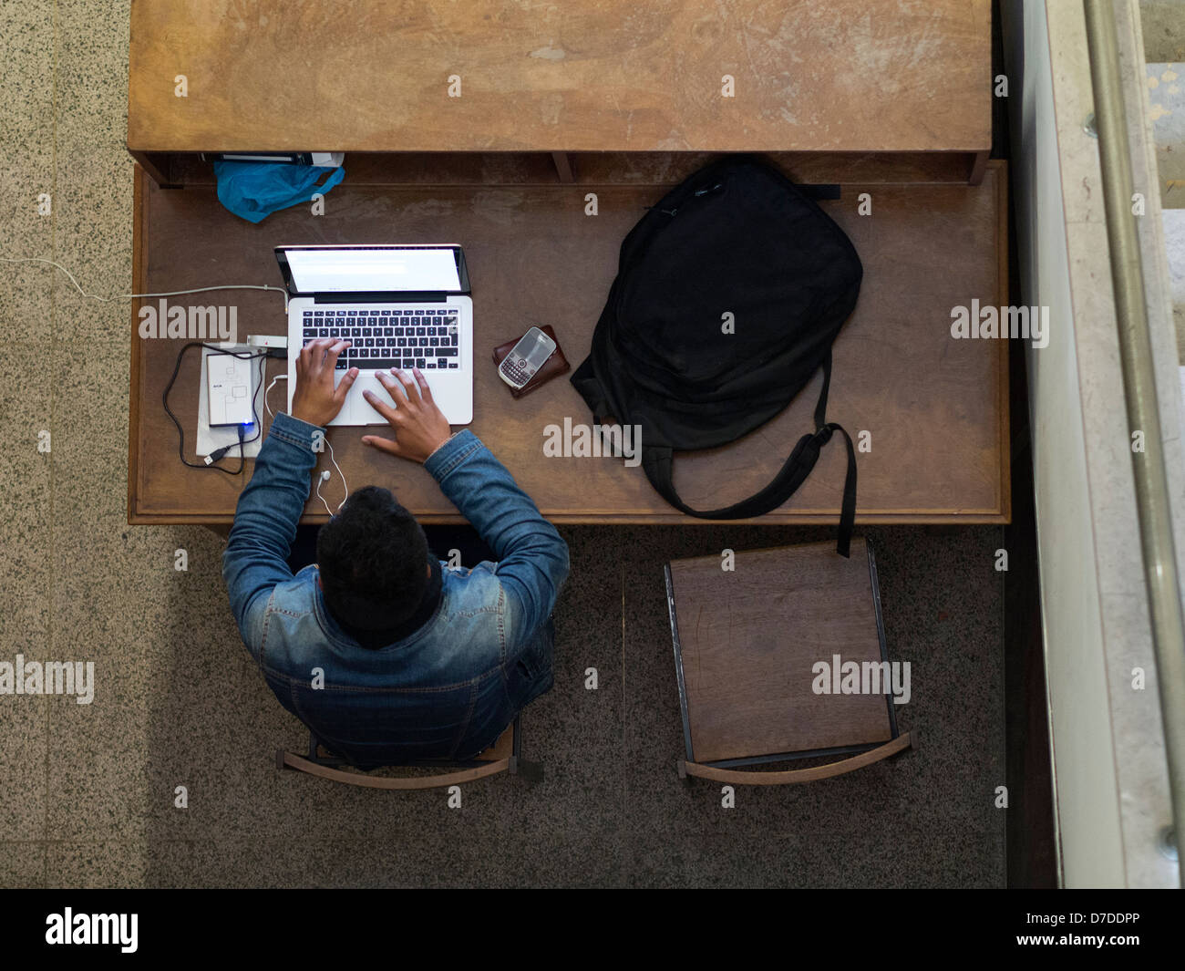 Draufsicht von Mann mit Laptop-computer Stockfoto