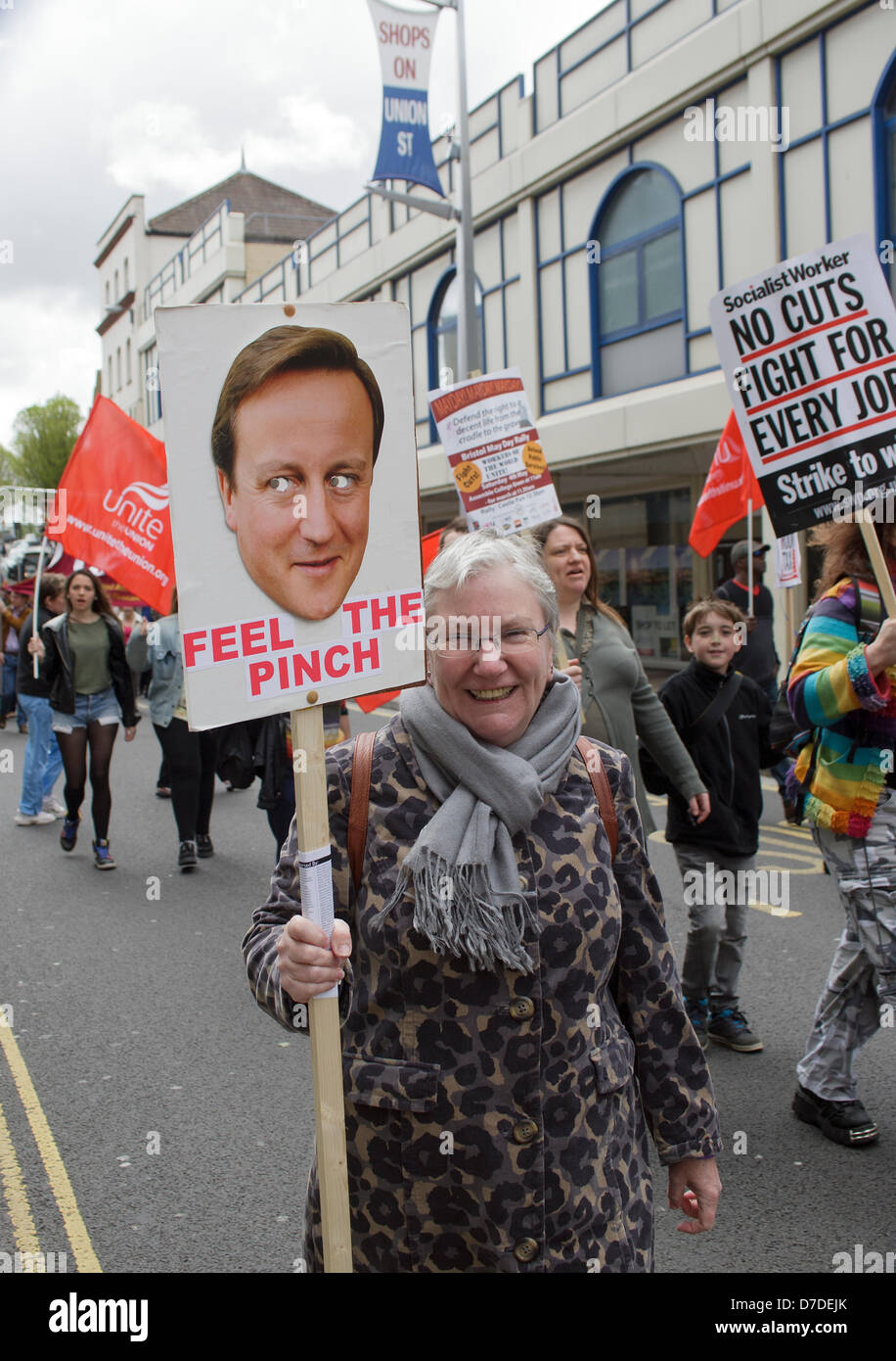 Bristol, UK, Mai 4. 2013. Eine Frau Demonstrant tragen ein Plakat mit einem Foto von David Cameron auf es beteiligt sich an einem Protestmarsch gegen die Regierung Kürzungen. Bildnachweis: Lynchpics / Alamy Live News Stockfoto