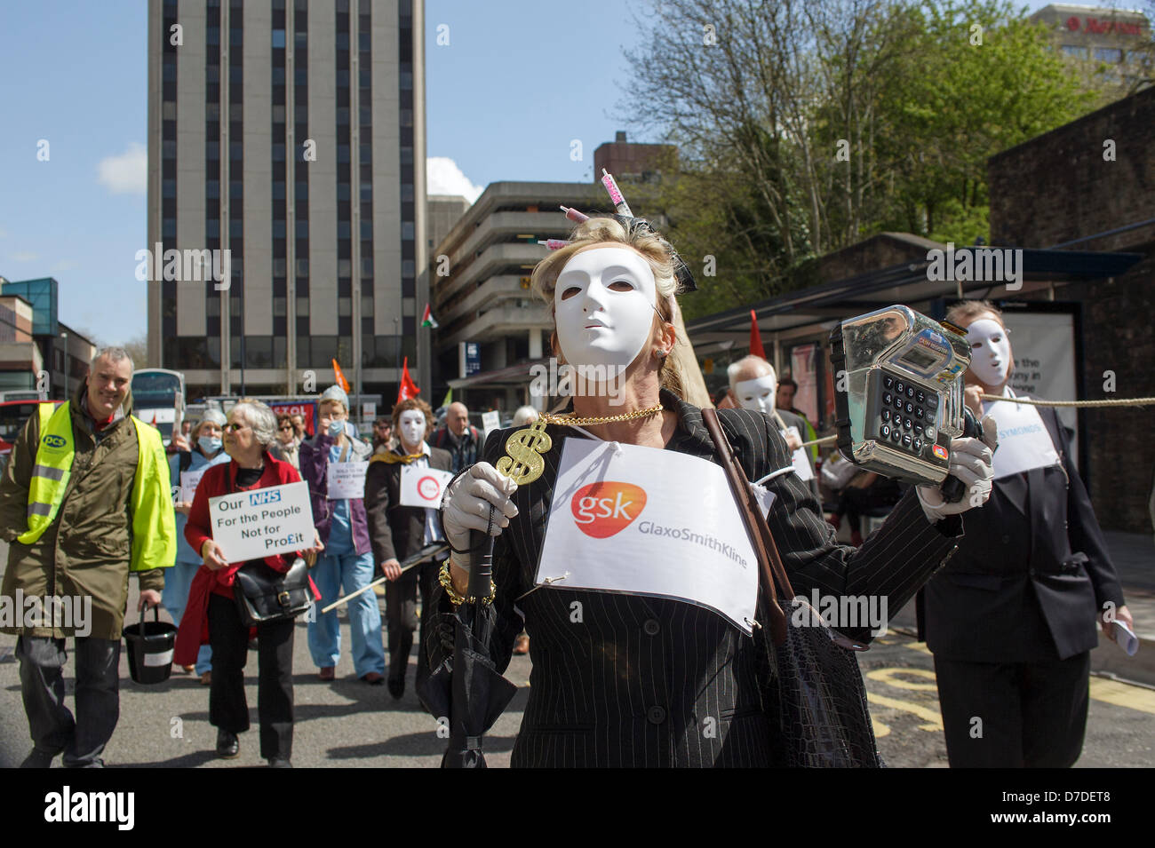 Bristol, UK, Mai 4. 2013. Ein Demonstrant Frau trägt eine weiße Gesichtsmaske und tragen eine Registrierkasse protestiert gegen die geplante Privatisierung des NHS. Bildnachweis: Lynchpics / Alamy Live News Stockfoto